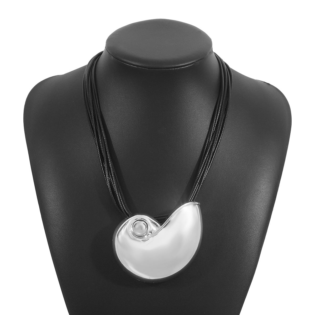 Collar con colgante de concha geométrica en aleación con acabado galvanizado, cordón de cera coreano, pieza de moda inspirada en el océano para mujeres