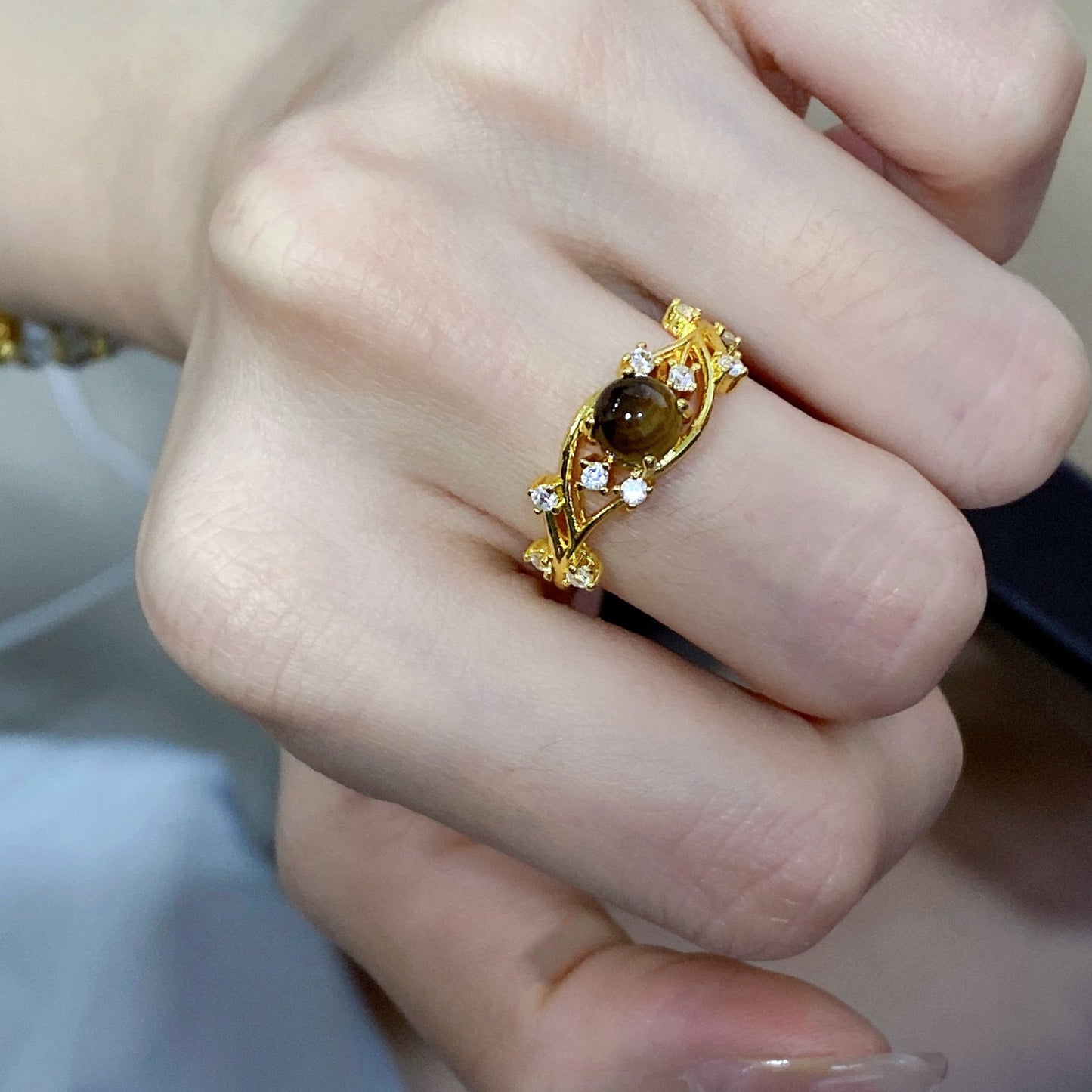 Anillo de Cobre Bañado en Oro Mate con Forma Geométrica, Ojo de Tigre y Circonitas para Mujer, Estilo Vintage Artístico Minimalista para Dedo Índice