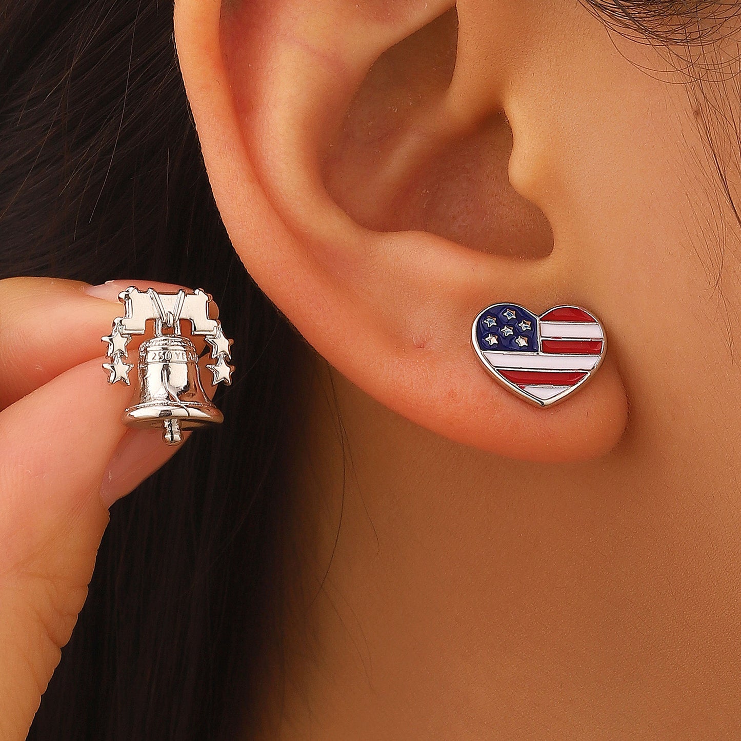 Juego de collar con colgante de la Campana de la Libertad del Día de la Independencia y pendientes de corazón asimétricos, joyería chapada en aleación de zinc esmaltada al aceite para unisex