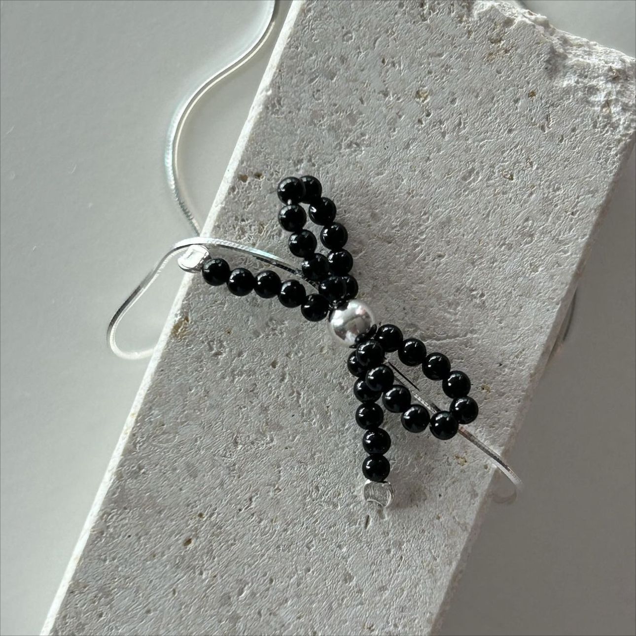 Collar Minimalista de Perlas con Lazo en Plata de Ley 925 con Baño de Oro sobre Cadena de Bolitas