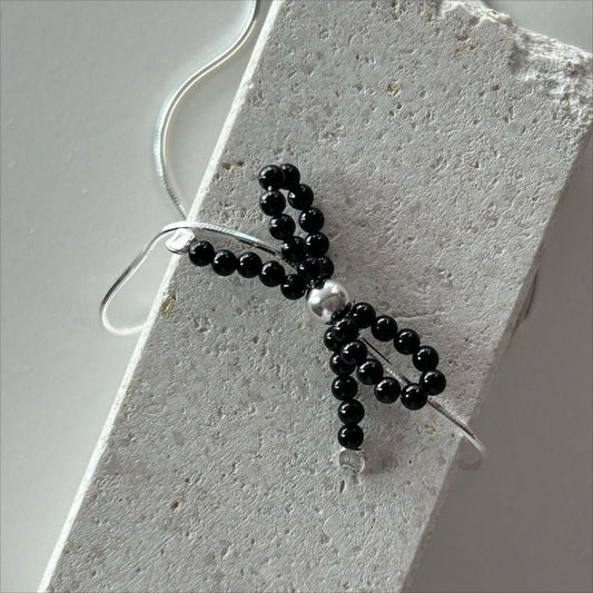 Collar Minimalista de Perlas con Lazo en Plata de Ley 925 con Baño de Oro sobre Cadena de Bolitas