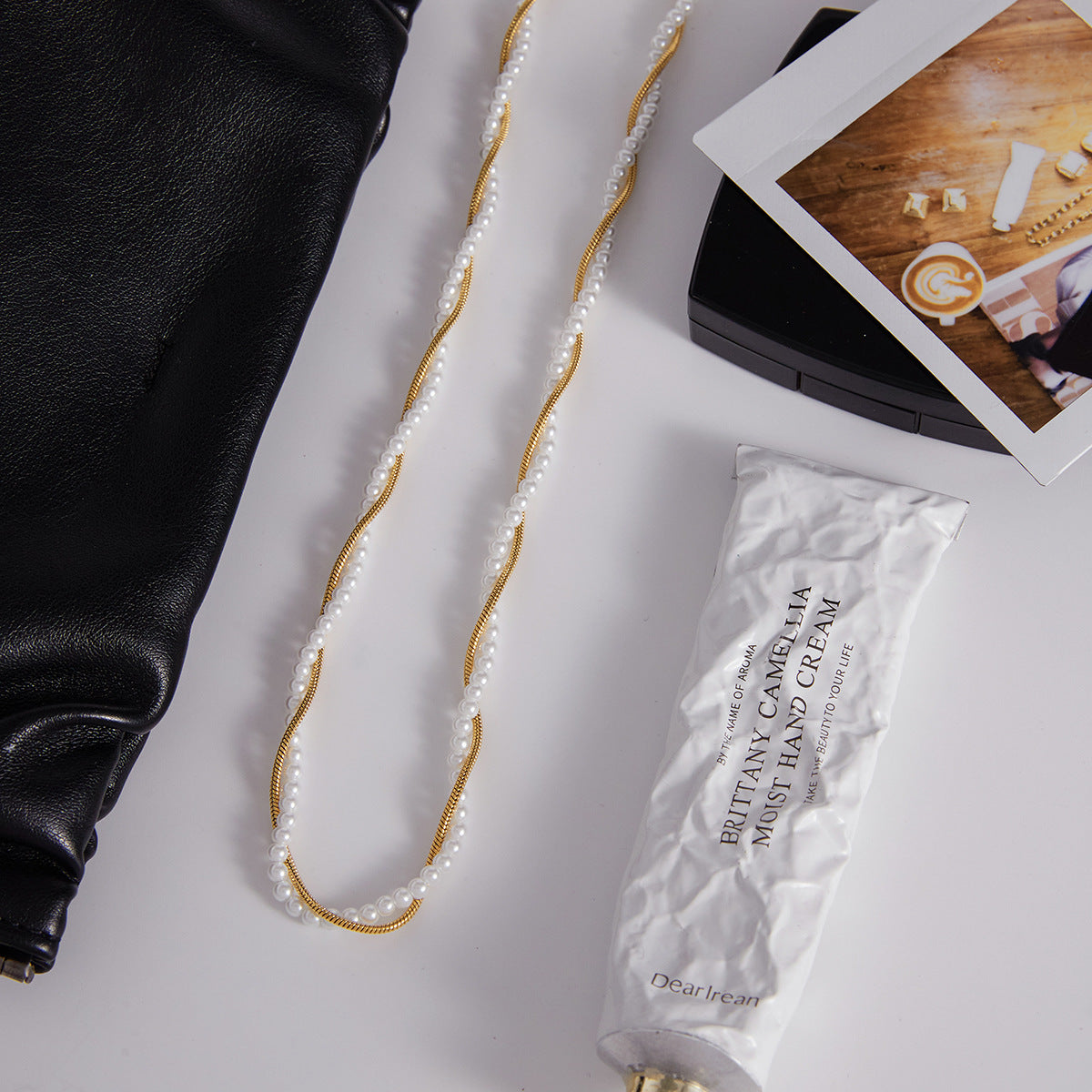 Collar de Acero Inoxidable con Colgante Geométrico de Acero Titanio y Acentos de Perlas Simuladas, Cadena Electrochapada para Mujer