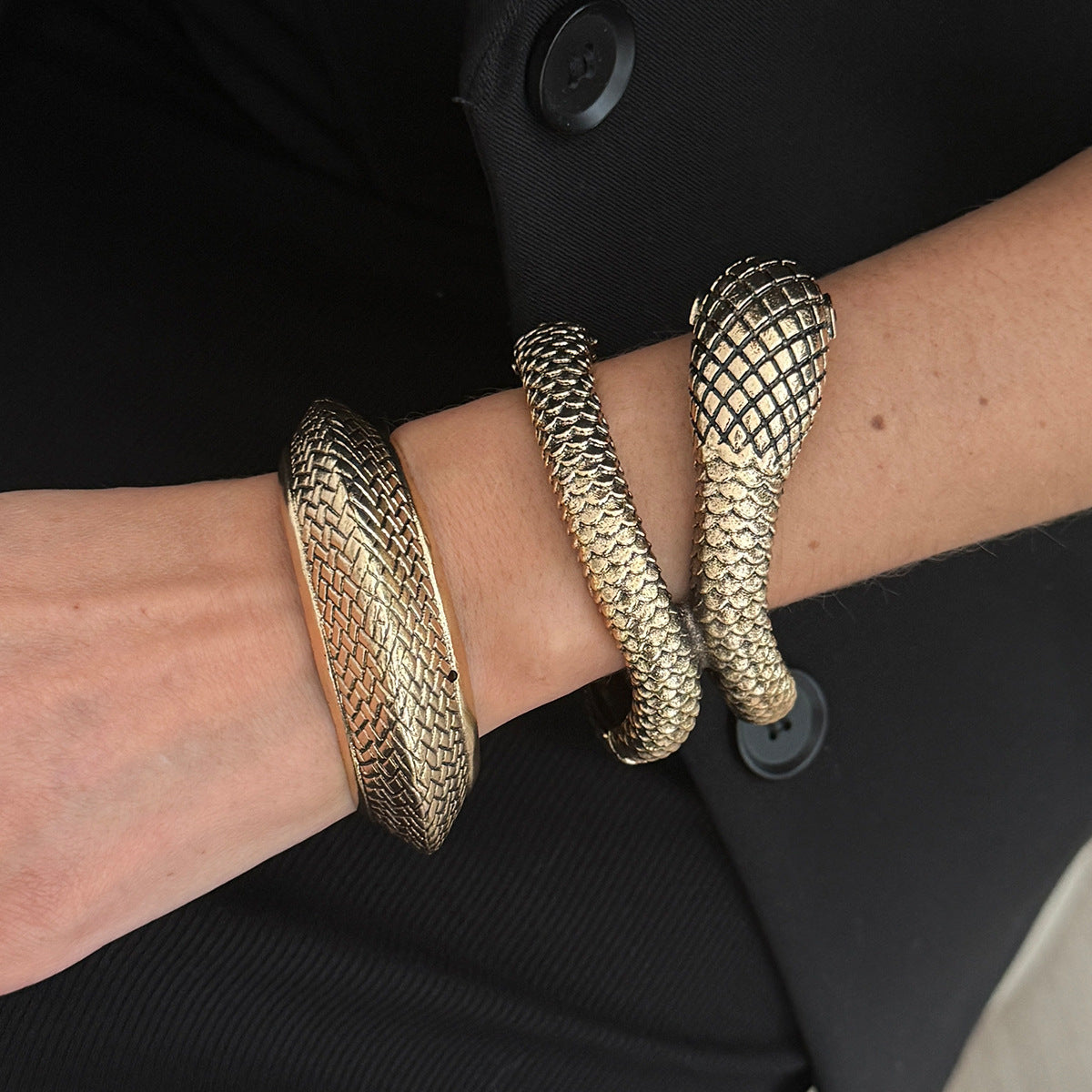 Vintage Geometric Round Zinc Alloy Plated Open Cuff Bracelet with Distressed Texture