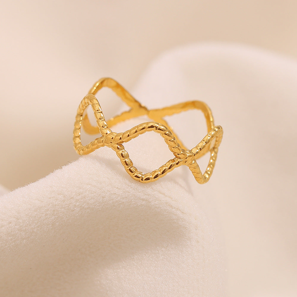 Anello da donna minimalista a onda retrò a forma di diamante in acciaio inossidabile con placcatura in oro 18 carati