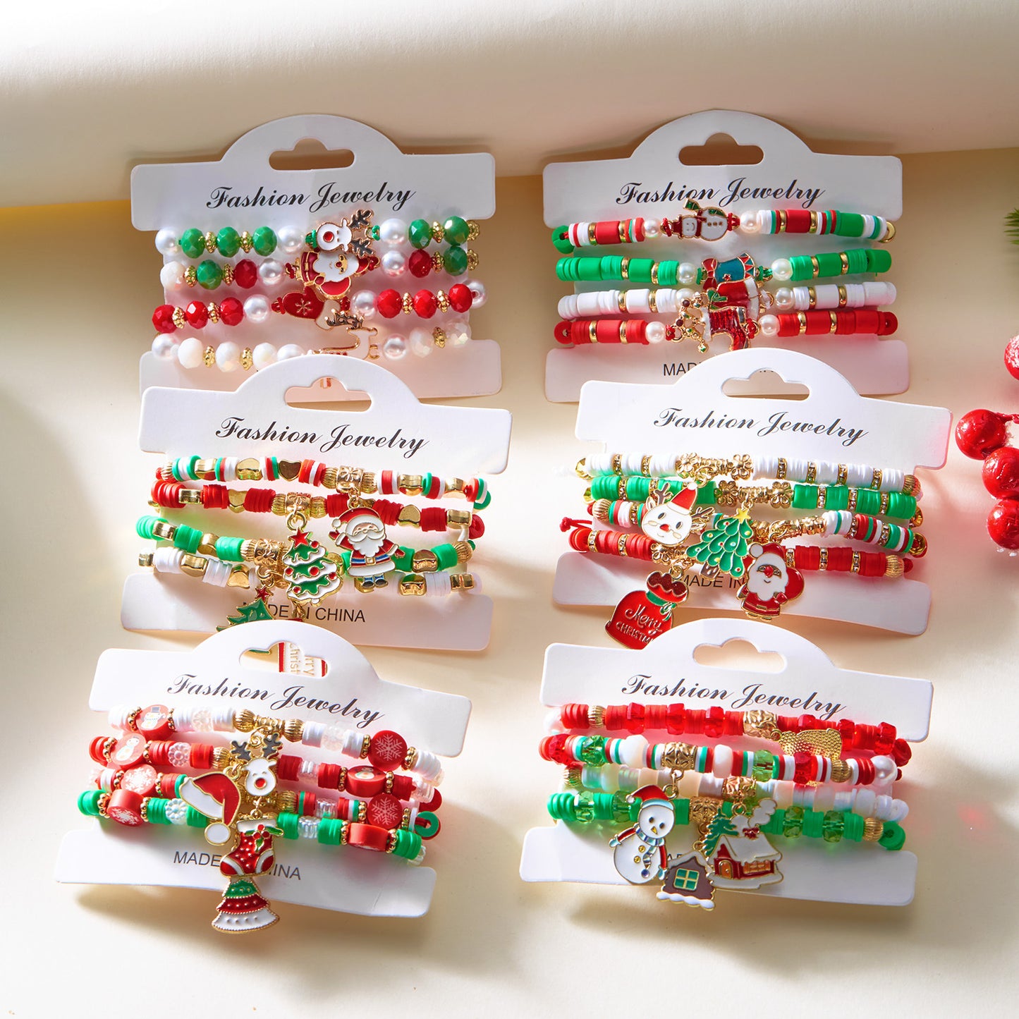 Juego de Pulseras Artesanales Navideñas con Dijes de Papá Noel y Renos en Resina, Arcilla Polimérica y Aleación con Detalles de Cristal y Vidrio para Mujer