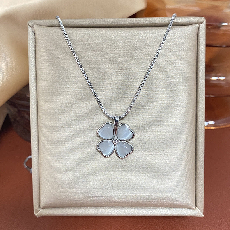 Collana da Donna a Forma di Trifoglio in Stile Naturale, in Acciaio al Titanio con Intarsio in Zirconi su Catena a Scatola