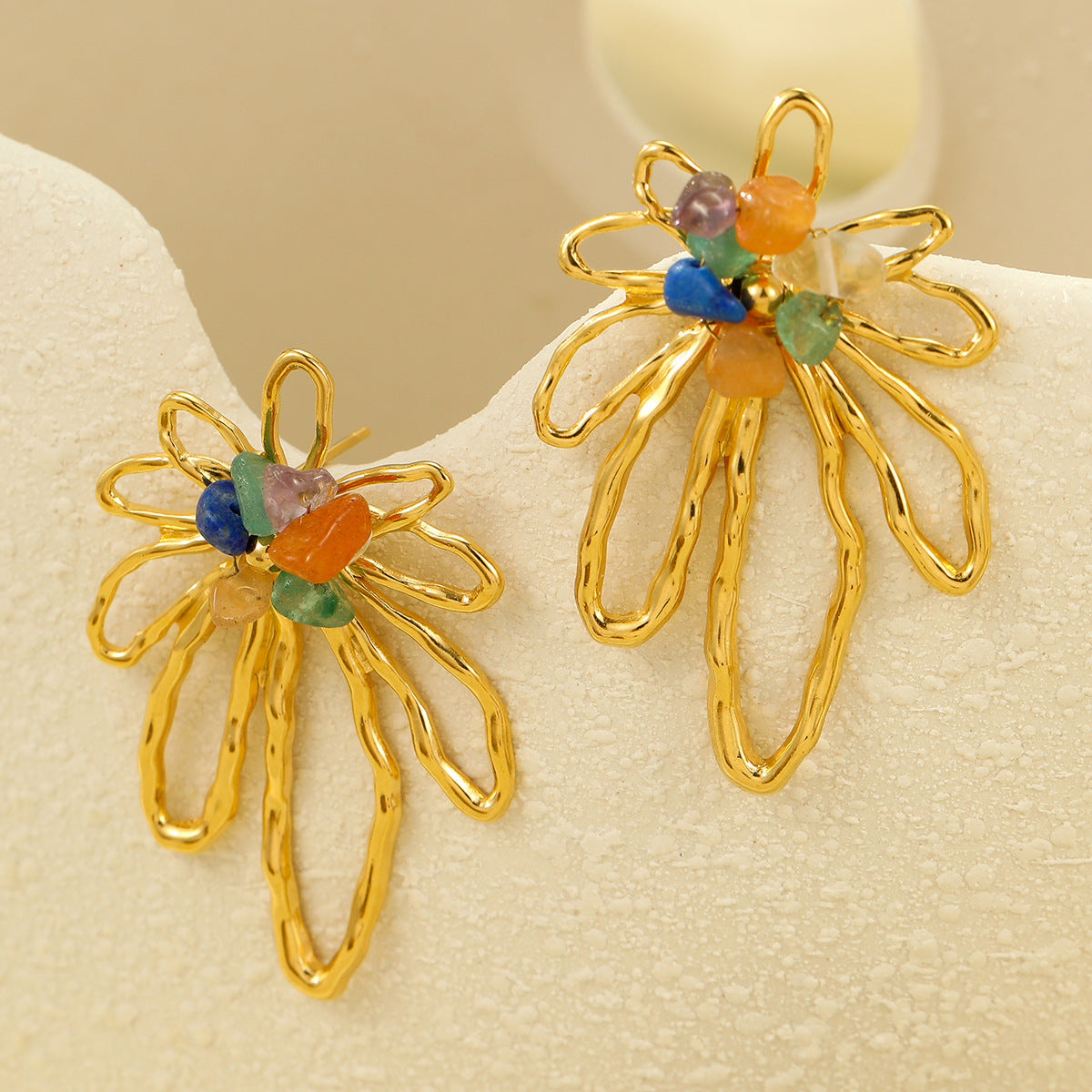 Aretes de aro de acero inoxidable con forma floral estilo vintage con incrustaciones de piedra natural y acabado chapado