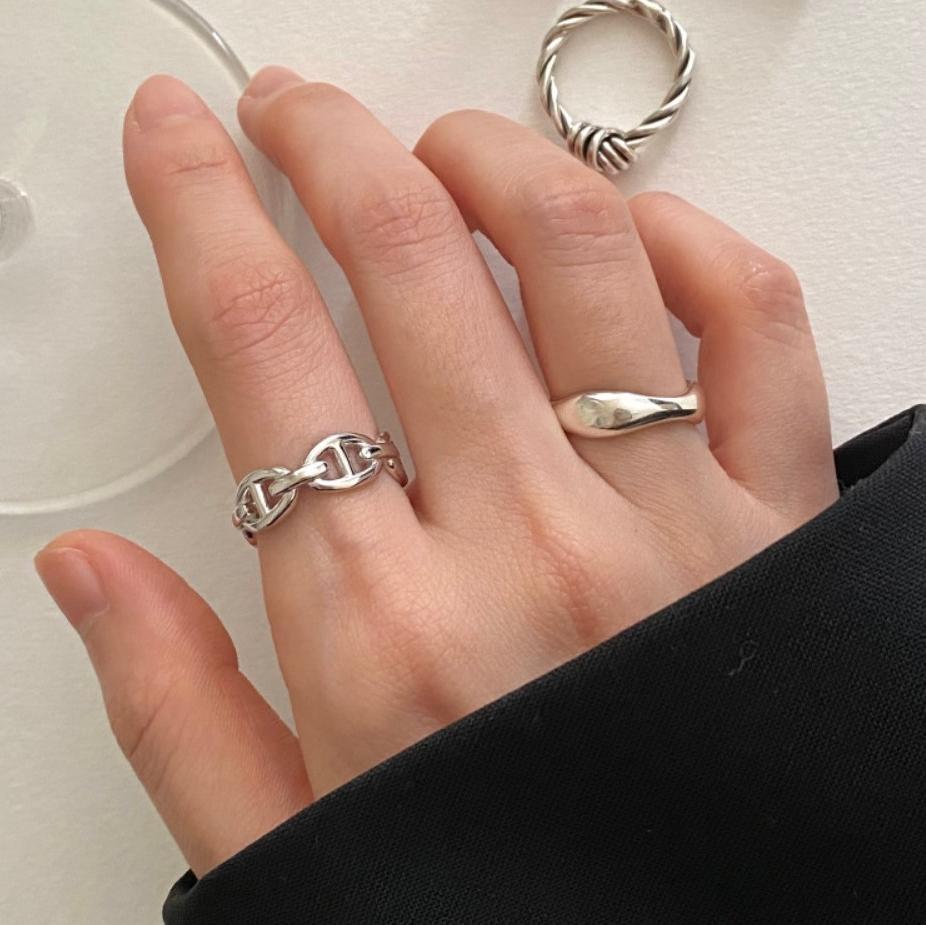 Anillo Minimalista de Nudo con Corazón de Plata de Ley 925 para Mujer con Detalle Cúbico Biselado Geométrico