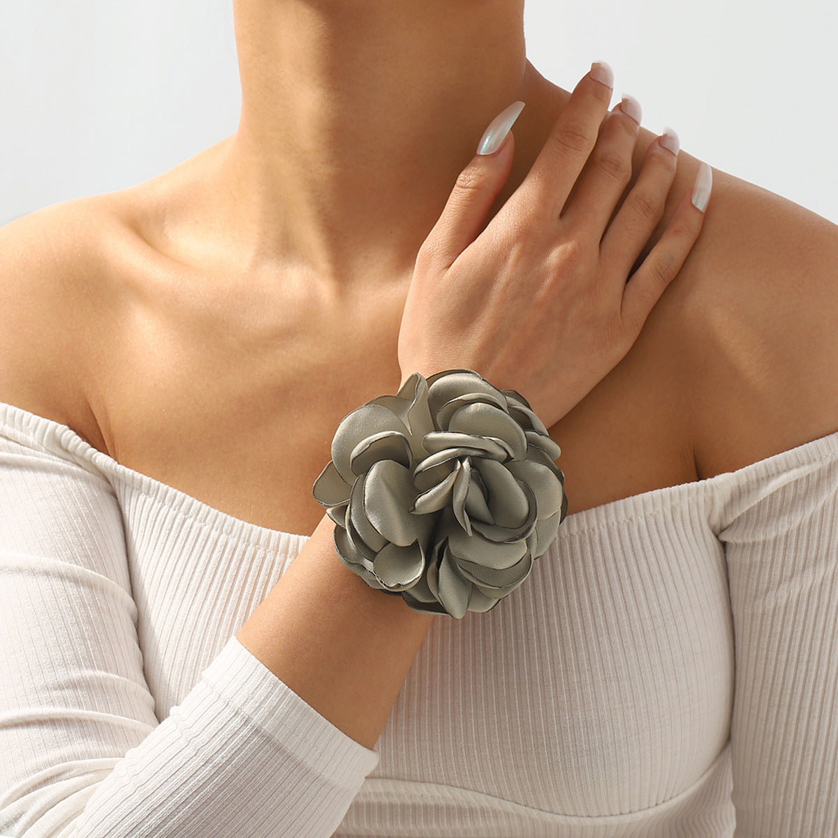 Pulsera floral dulce y atrevida con perlas de imitación y detalles de aleación, elegante diseño de rosa de té y rosa en banda de terciopelo