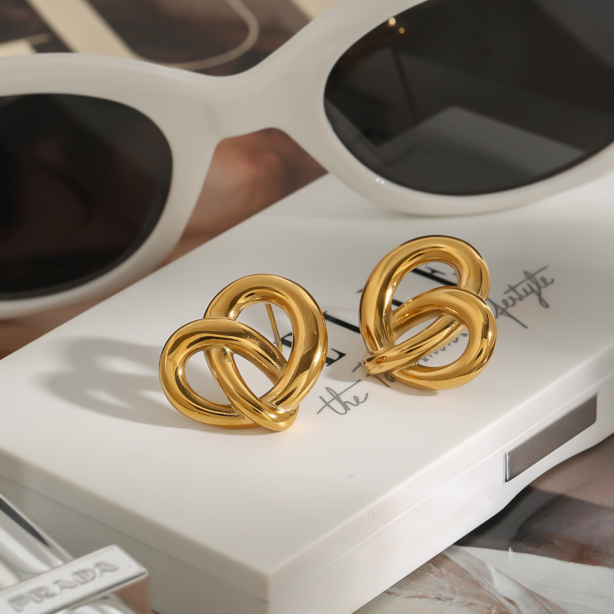 Pendientes de tuerca de acero inoxidable chapados en titanio con corazón geométrico elegante para mujer