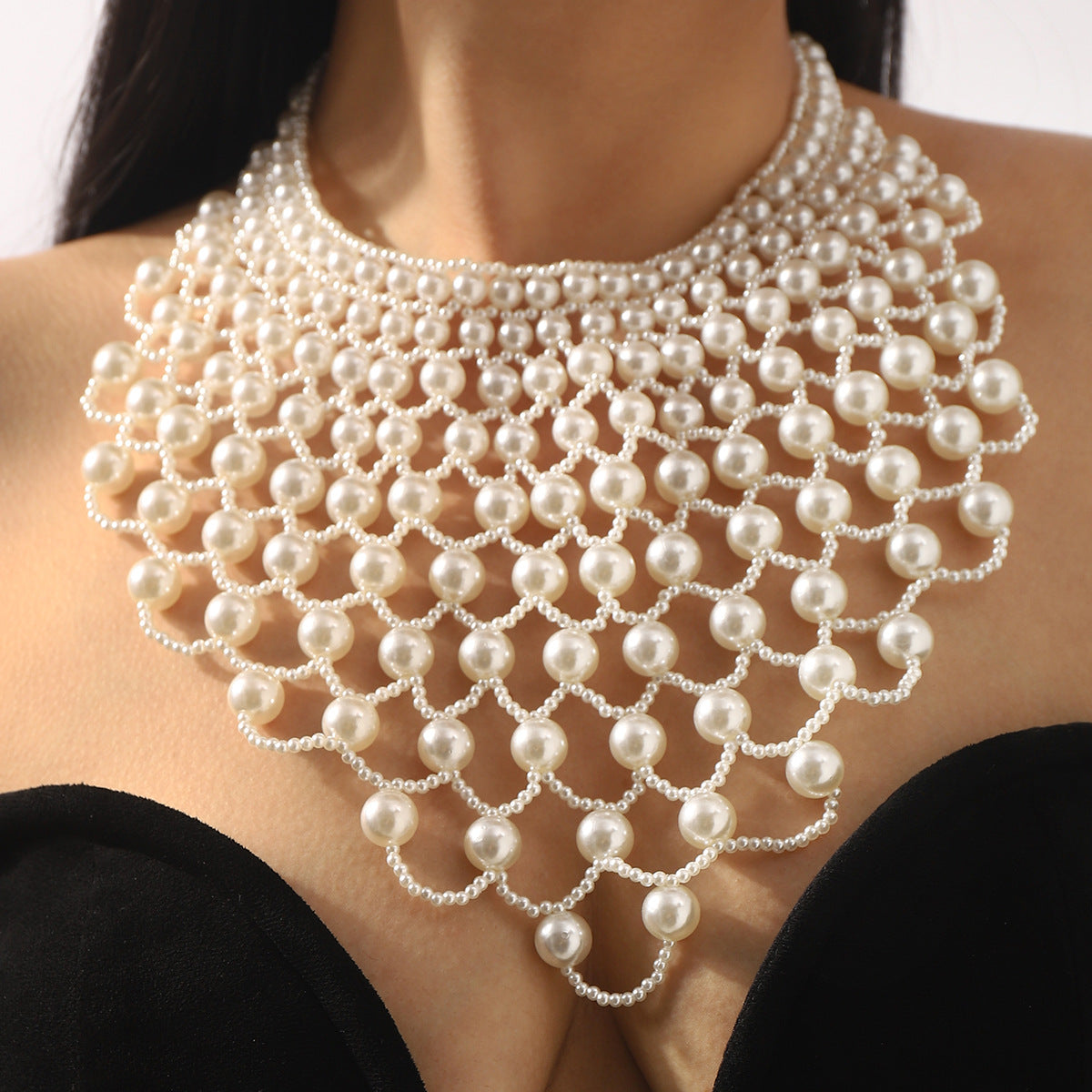 Collana di Perle Vintage Elegante a Ventaglio con Pendente in Madreperla e Dettagli Traforati da Donna