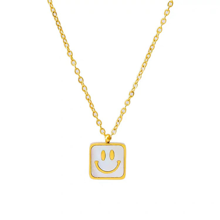 Collar Minimalista Geométrico con Colgante de Cara Sonriente de Nácar en Acero de Titanio con Acabado Chapado para Mujer