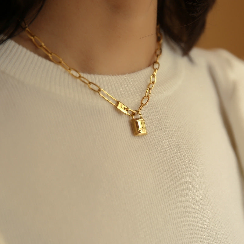Collana con Ciondolo Lucchetto dell'Amore Minimalista da Donna in Acciaio al Titanio con Placcatura Sottovuoto su Catena Cubana