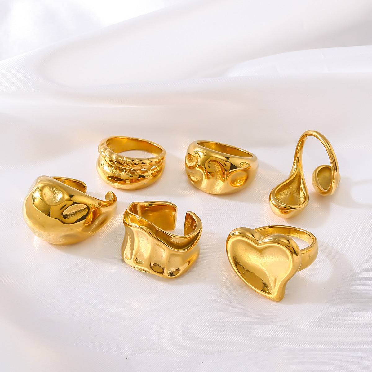 Anello Statement da Donna Minimalista a Cuore Irregolare in Acciaio al Titanio Placcato Oro
