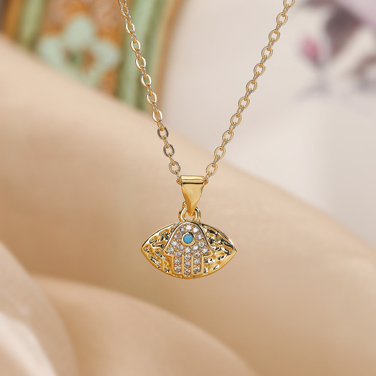 Collana con ciondolo a forma di occhio geometrico minimalista da donna con base in rame placcato in oro 18 carati e intarsio in zircone