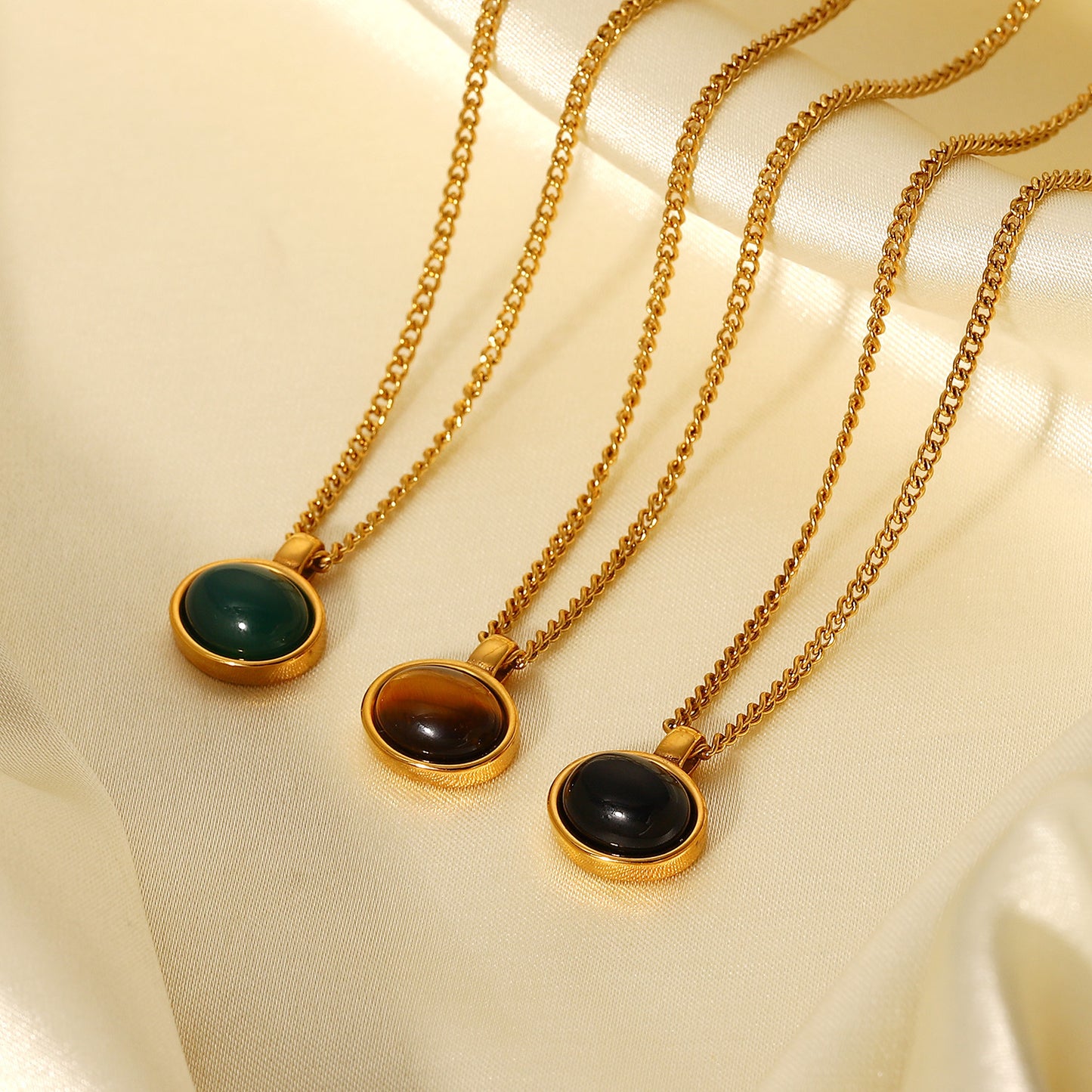 Collana pendente ovale geometrica vintage con pietra naturale, in acciaio inossidabile placcato oro 18 carati, con catena multistrato di perline per donna