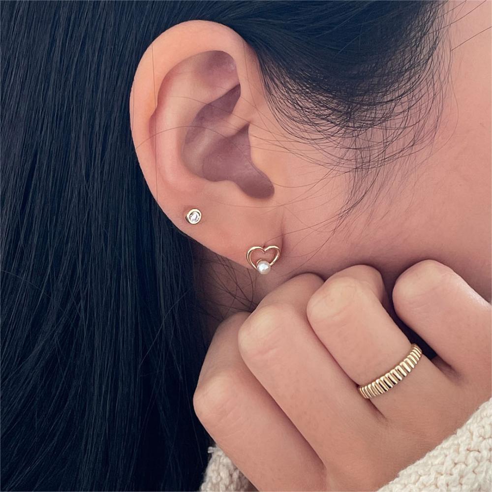 Minimalist Heart-Shaped 925 Sterling Silver Stud Earrings with Pearl Accent and Electroplated Finish