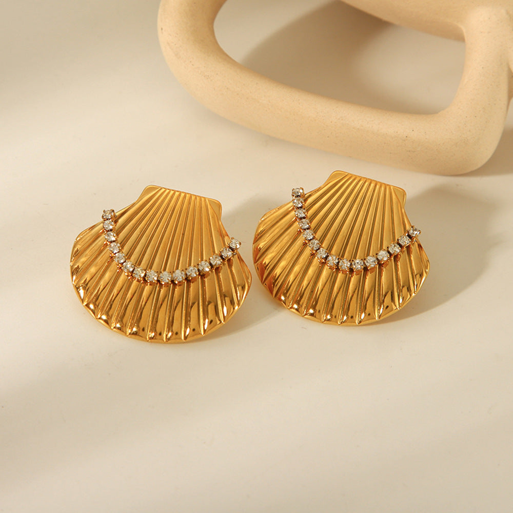 Orecchini a perno da donna in acciaio al titanio a forma di conchiglia smerlata stile Ins, con placcatura in oro 18 carati e intarsio di strass