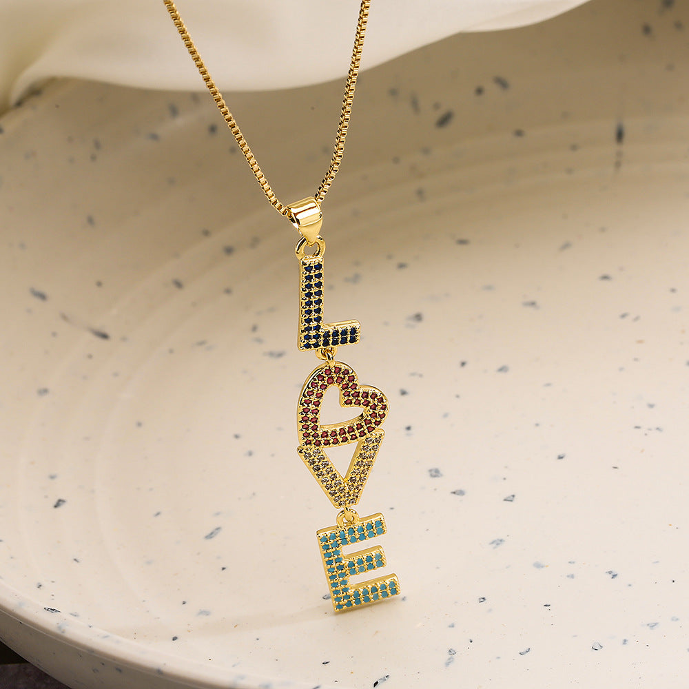 Collana Pendente LOVE Geometrica Minimalista da Donna con Base in Rame Placcata in Oro Vero e Intarsio di Zirconi