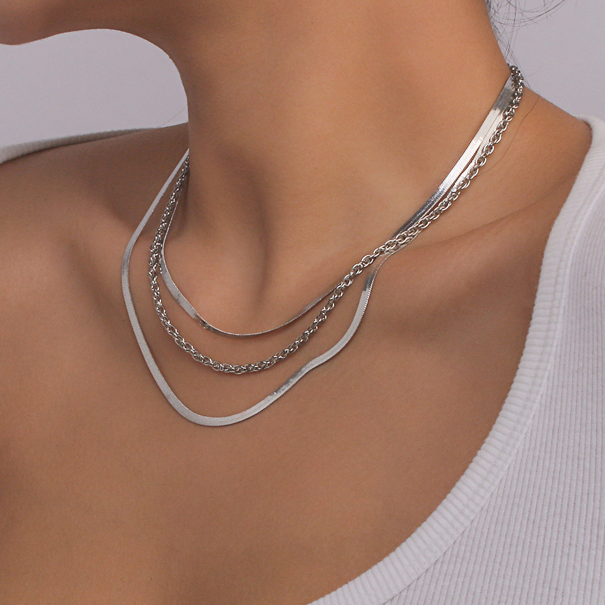 Collana a Catena Serpente Multistrato Geometrica Minimalista in Lega con Finitura Placcata per Donne