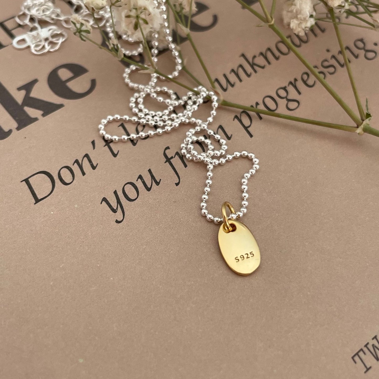 Collar con colgante de letras geométricas minimalistas LOVE de plata de ley 925 con cadena de caja