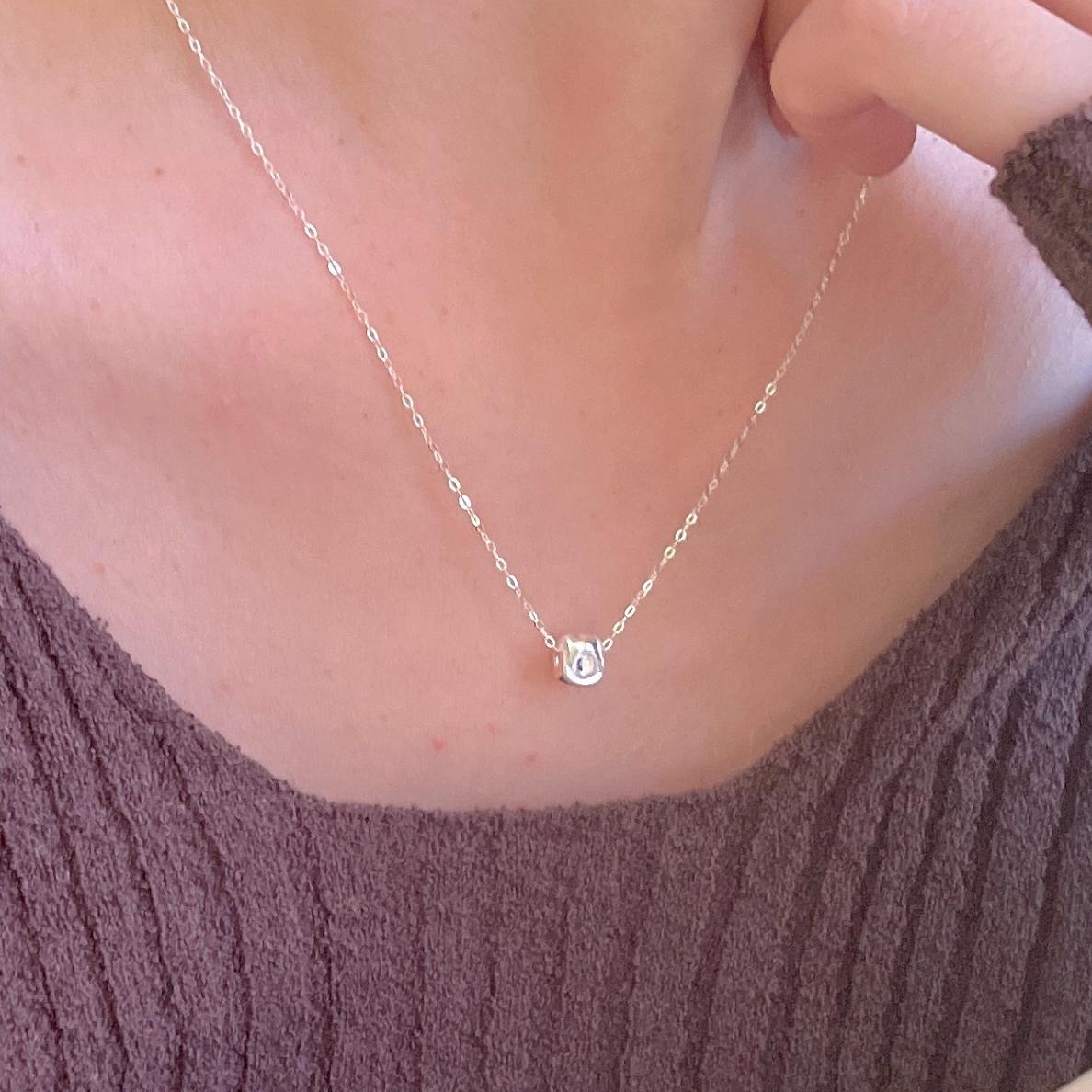 Collar con colgante cuadrado geométrico minimalista de tono frío en plata de ley 925 con acabado cepillado