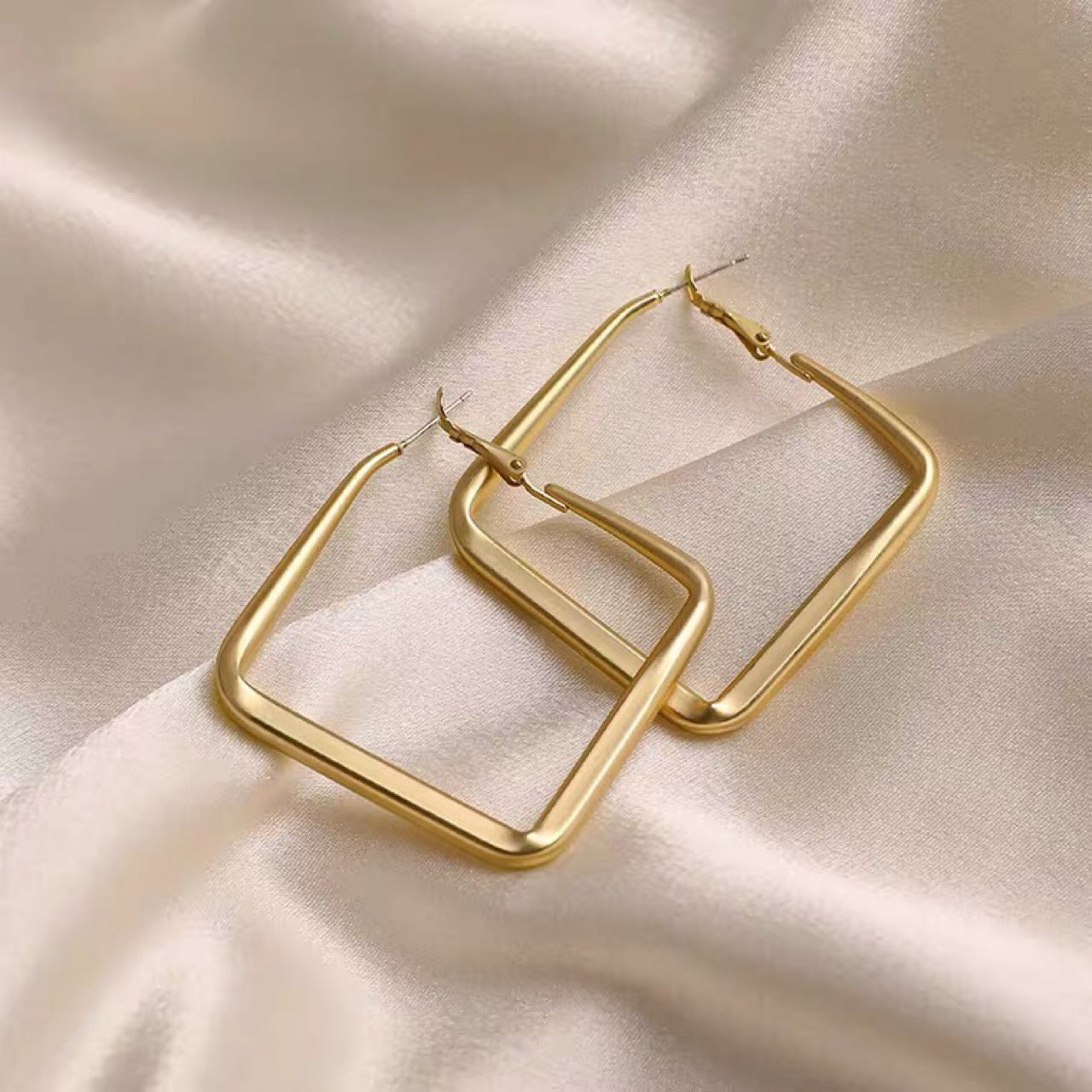 Orecchini a cerchio geometrici da donna in acciaio inossidabile placcato oro con perni in acciaio, stile chic