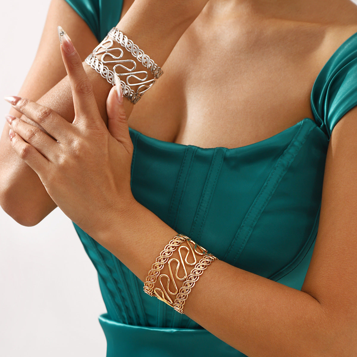 Pulsera geométrica hueca de metal para mujer con acabado chapado, joyería minimalista de moda y única