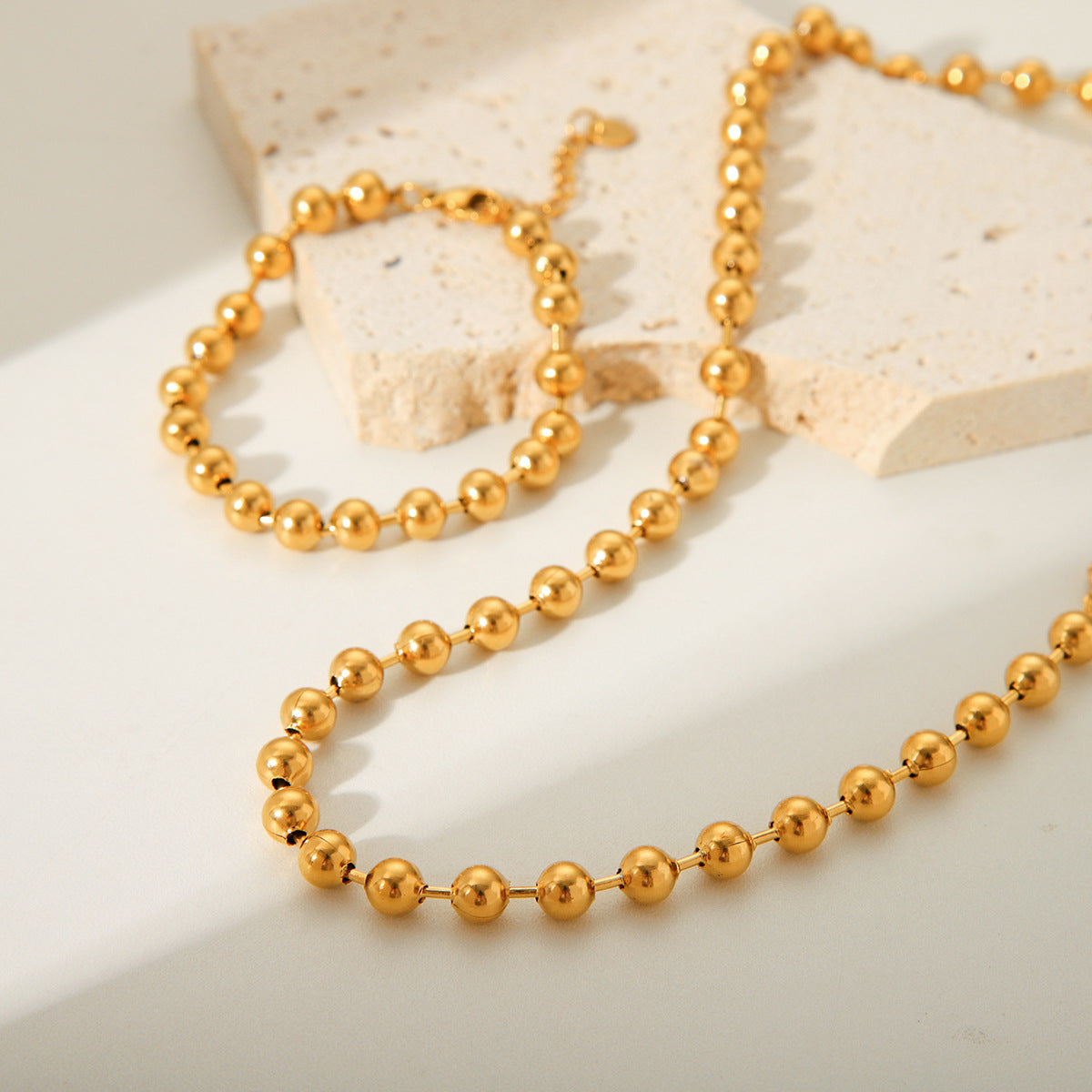 Collana a catena con perline geometriche minimalista in acciaio al titanio placcato oro 18 carati da donna