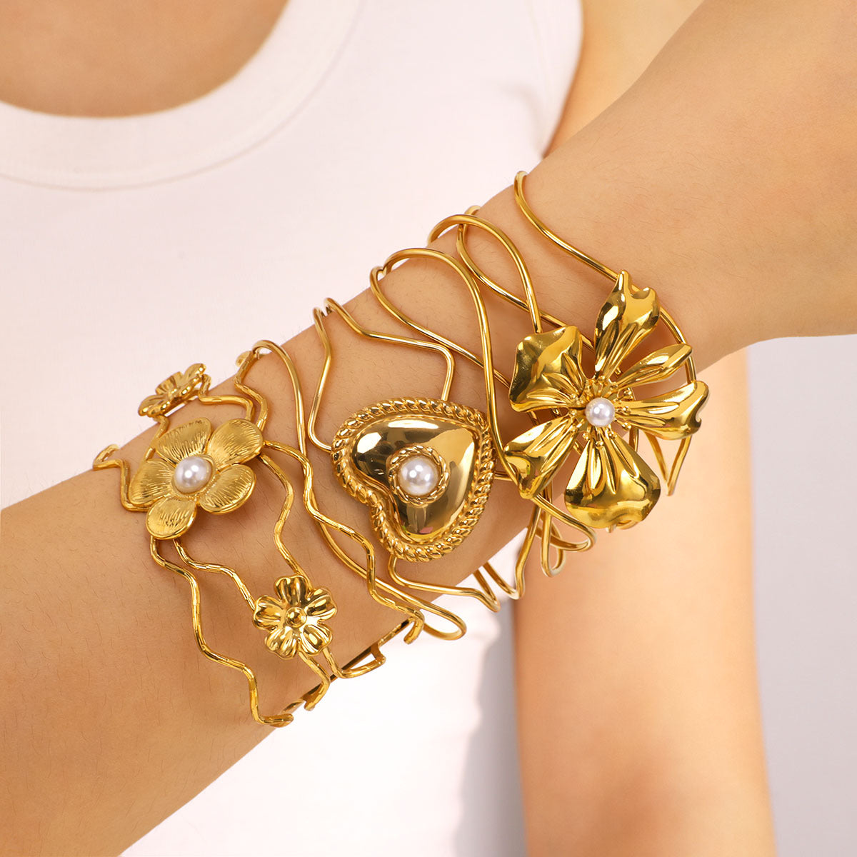 Bracciale a Polsino Floreale Minimalista a Cuore Vuoto in Acciaio Inossidabile con Placcatura in Oro 18K da Donna