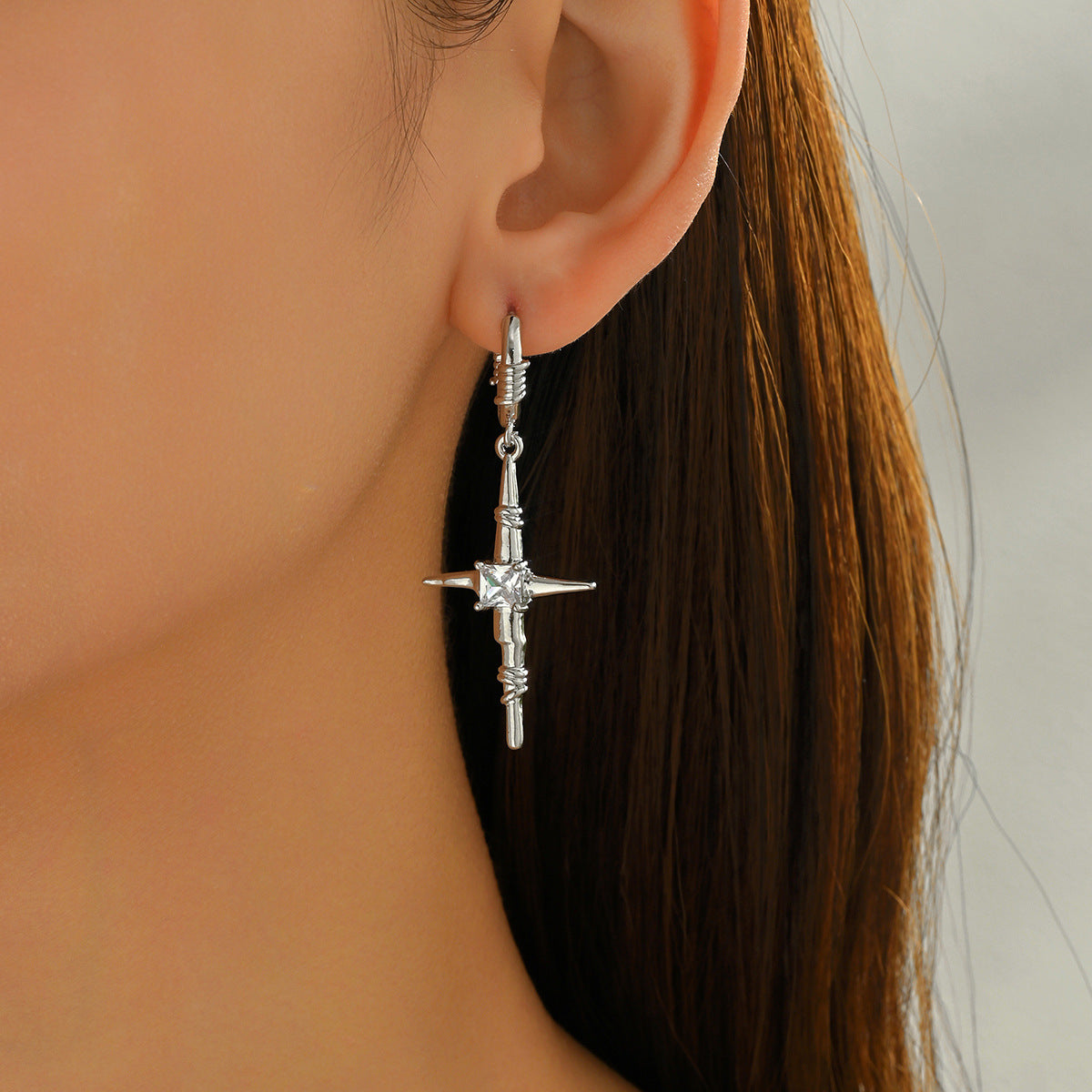 Pendientes de cruz geométricos con incrustaciones de circonio en cobre para mujer, clips para las orejas modernos y versátiles