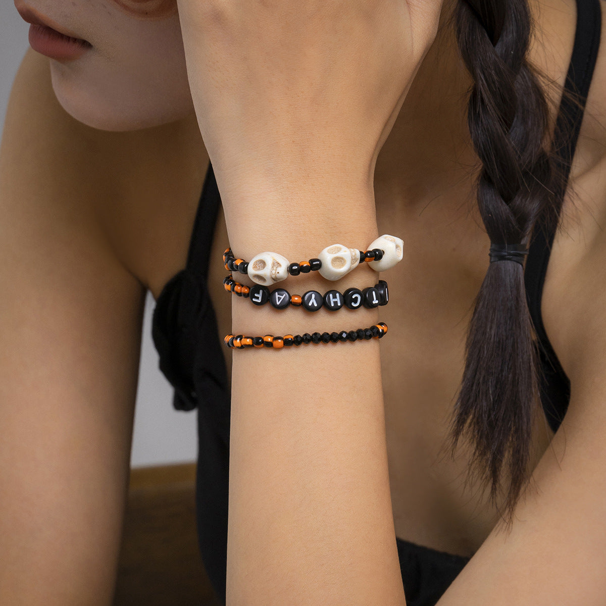 Bracciale elasticizzato con teschio in stile punk e perline con lettere per donna con componenti in resina e design geometrico