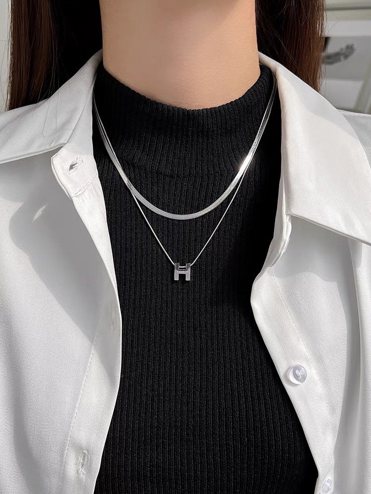Collar minimalista de acero de titanio con colgante de letra H y acabado chapado en cadena de serpiente para mujer y hombre