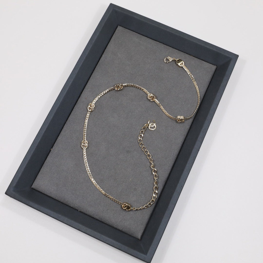 Collana da donna a catena serpente con lettere in ottone placcato oro di lusso