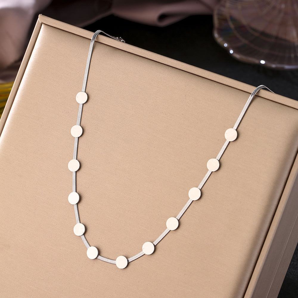 Collar de Cadena Serpiente de Acero de Titanio Geométrico de Moda para Mujer con Acabado Galvanizado y Diseño de Colgante Circular