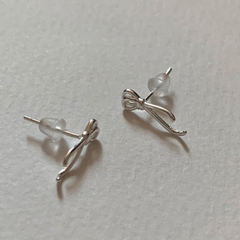 Pendientes minimalistas de lazo chapados en plata de ley 925