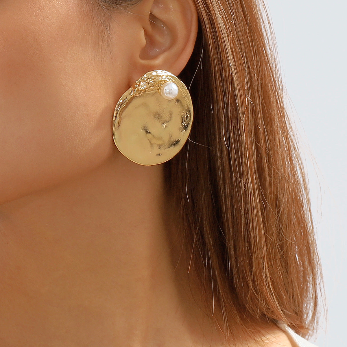 Aretes llamativos geométricos redondos, estilo dulce y atrevido, de aleación con acabado perlado y postes de acero inoxidable galvanizado para mujer