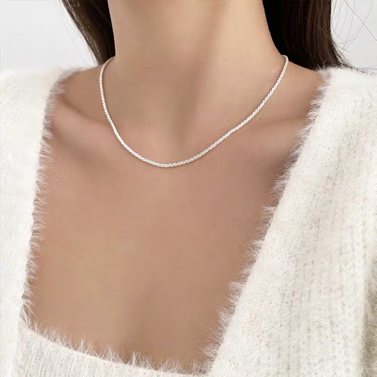 Elegante collana corta da donna in argento sterling con texture ondulata e delicato design a clavicola