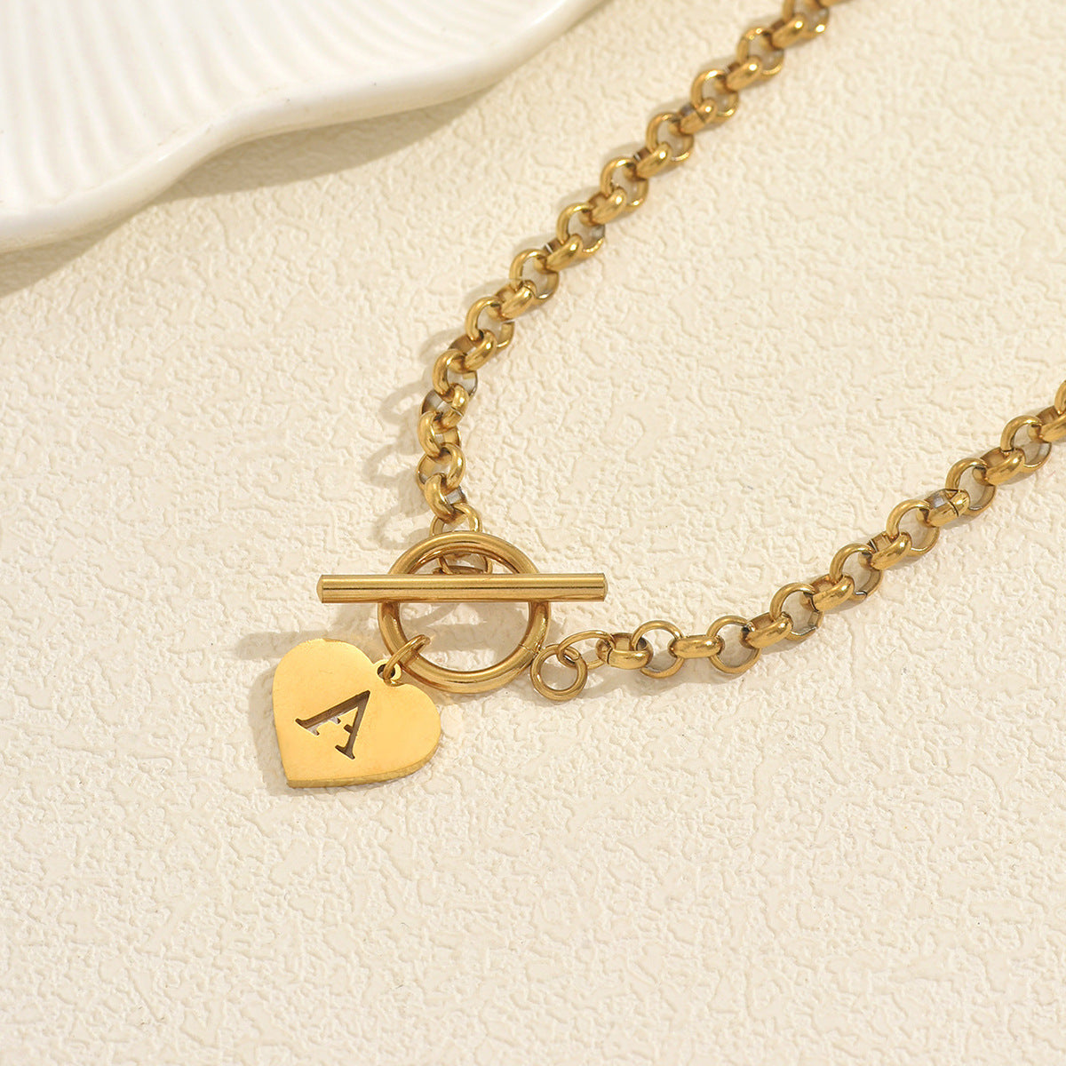 Collar con colgante de corazón minimalista y letra geométrica para mujer en aleación de zinc con acabado galvanizado