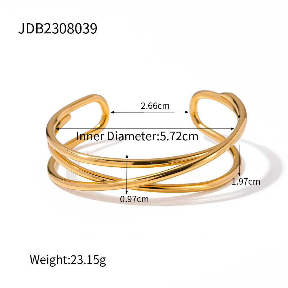 Pulsera de acero titanio con textura geométrica estilo INS para mujer, con baño de oro de 18K y diseño de brazalete abierto.