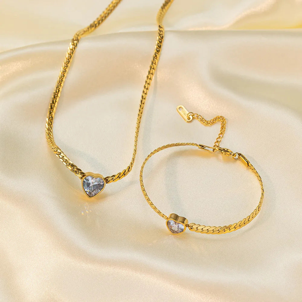 Elegante Bracciale Placcato in Acciaio Inossidabile a Forma di Cuore con Intarsio in Zirconia Cubica da Donna