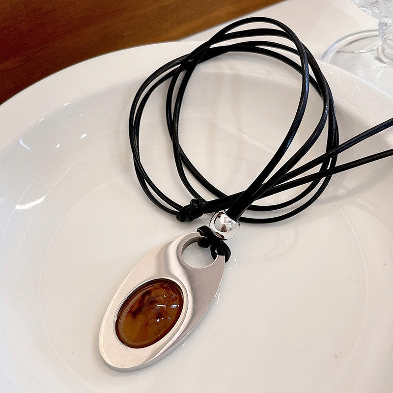 Collana con ciondolo geometrico in acrilico stile retrò da donna con charm in lega, fatta a mano, catena a strati alla moda minimalista