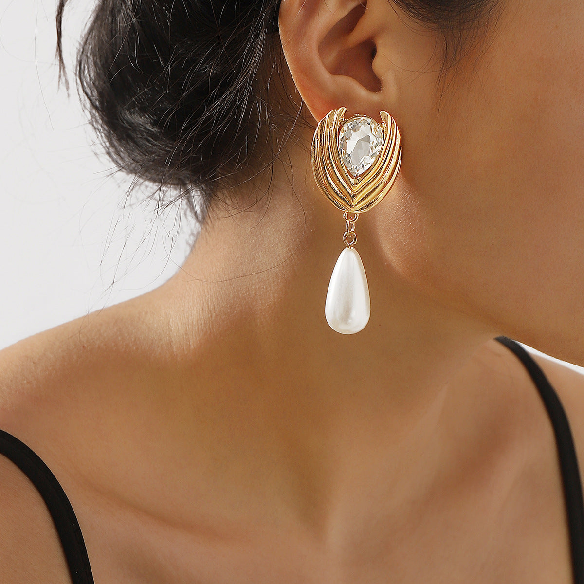 Pendientes colgantes geométricos elegantes de aleación con incrustaciones de pedrería y acentos de perlas lustrosas para mujer