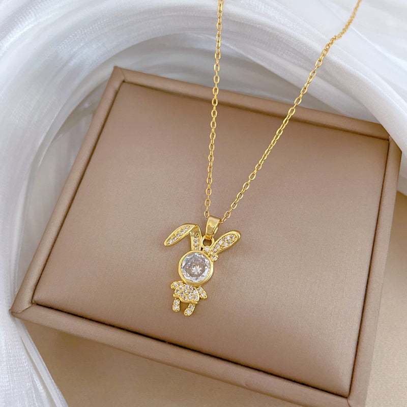 Collar con colgante minimalista de conejo en acero de titanio con detalles de circonita cúbica, delicada cadena a la clavícula para mujer y hombre