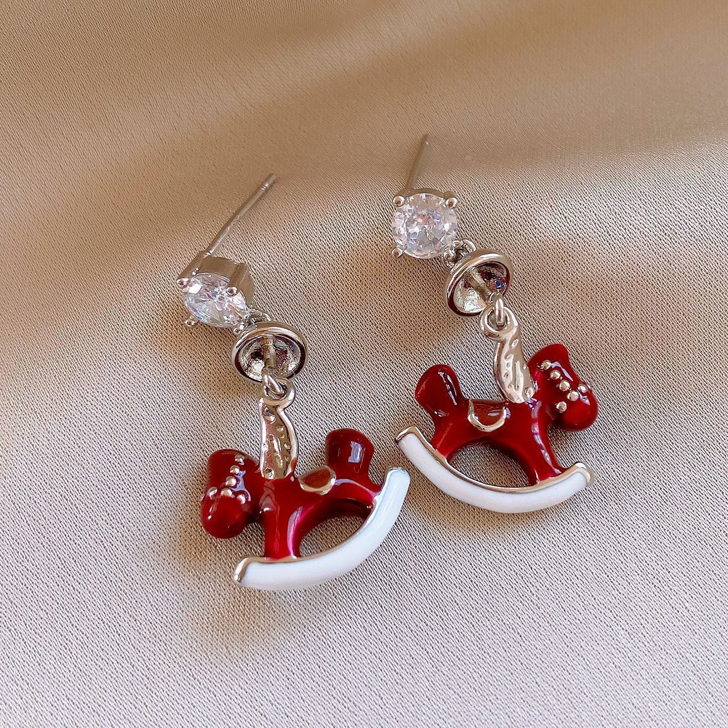 Pendientes de tuerca flocados con forma de caballo estilo lujo con perlas en plata de ley 925 bañada en oro de 18 quilates para mujer