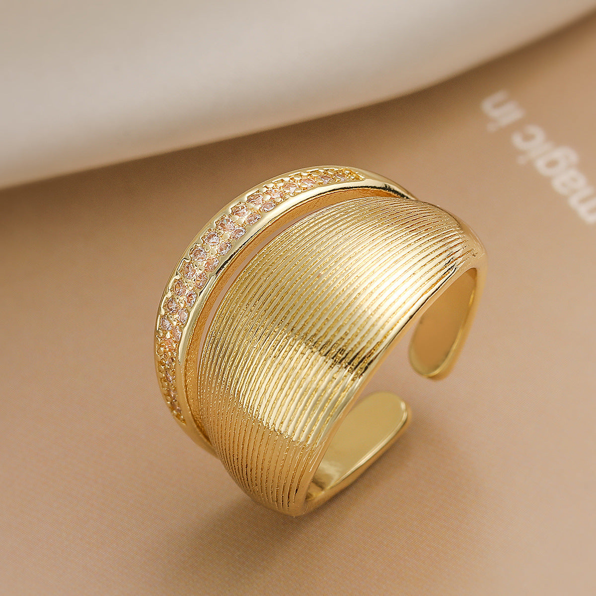 Anello Aperto Geometrico Vintage da Donna in Rame con Placcatura in Oro 18K e Intarsio di Zirconi