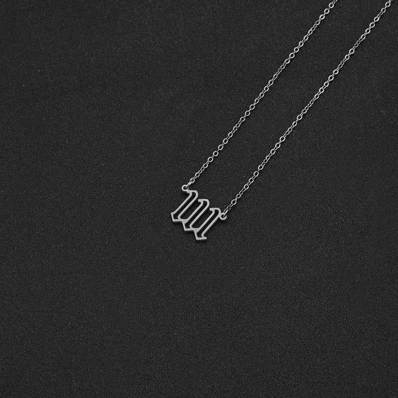 Collar Minimalista de Acero Inoxidable con Colgante de Número Grabado en Cadena O para Mujer