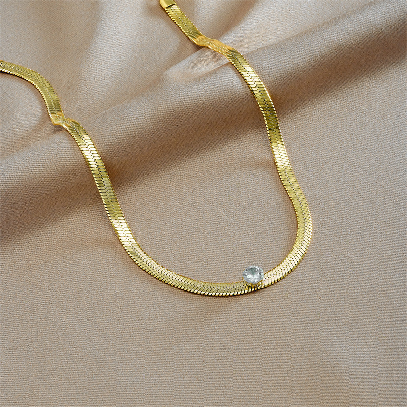 Collana Minimalista Geometrica in Acciaio al Titanio con Intarsio di Strass e Finitura Placcata su Catena Snake da Donna