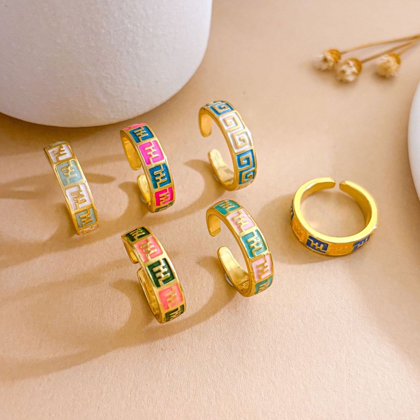Anello regolabile da donna in ottone placcato oro con lettera a cuore e smalto a goccia colorato