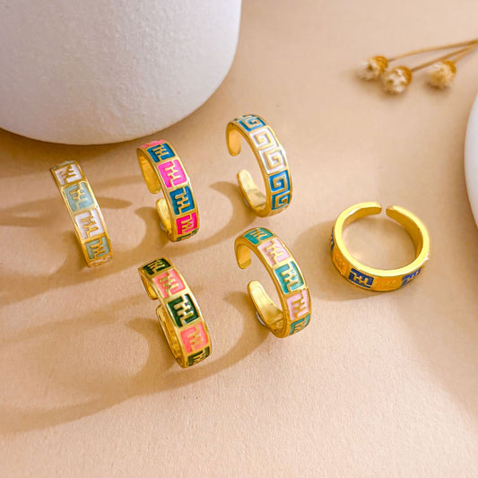 Anello regolabile da donna in ottone placcato oro con lettera a cuore e smalto a goccia colorato